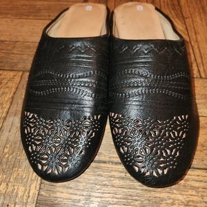 Moroccan women’s babouche leather slip on.